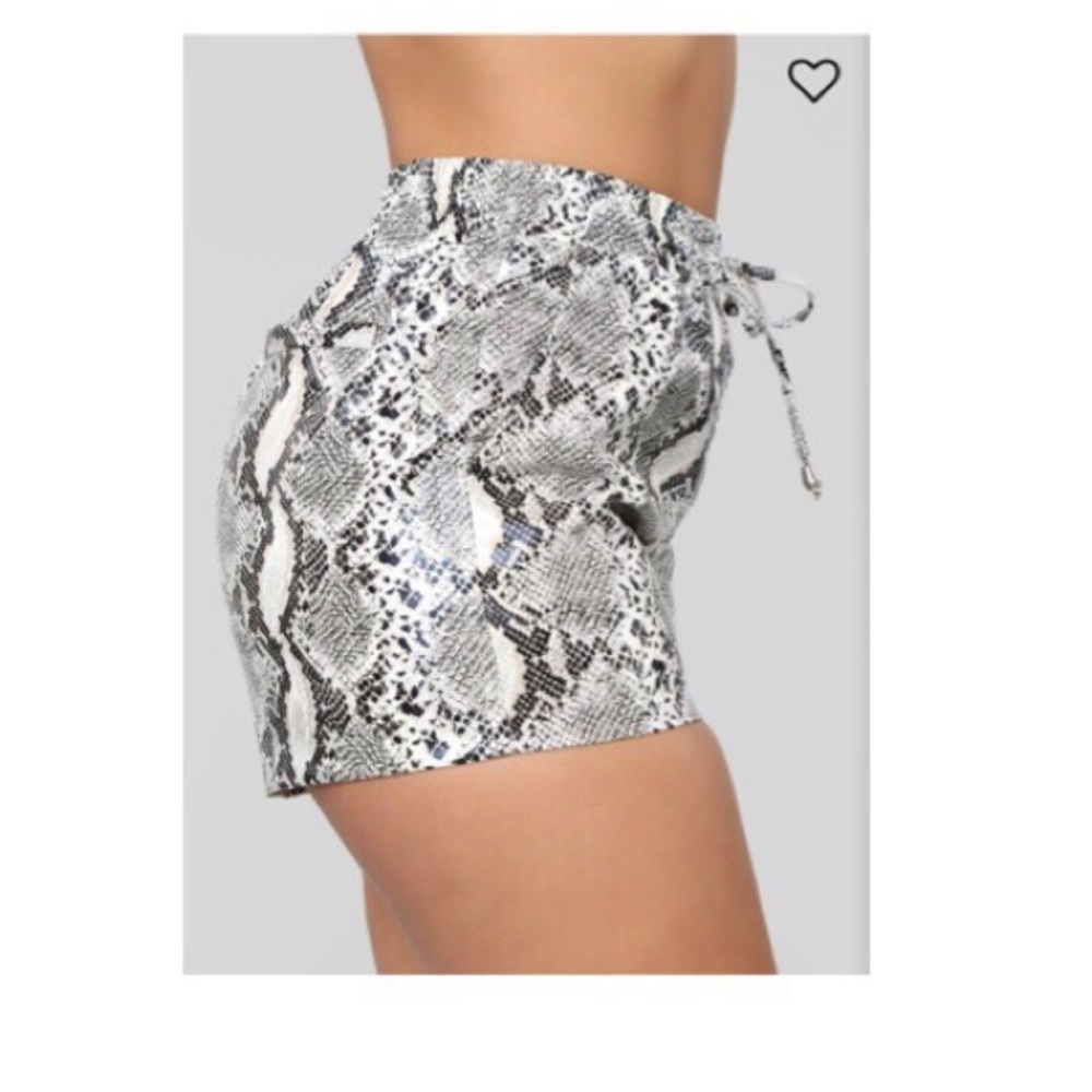 Snake print shorts - Picture 2 of 2
